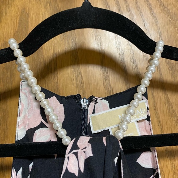 Michael Kors Women's SZ 6 - Black/Pink Silk Blouse Floral Sleeveless Keyhole - Picture 2 of 8